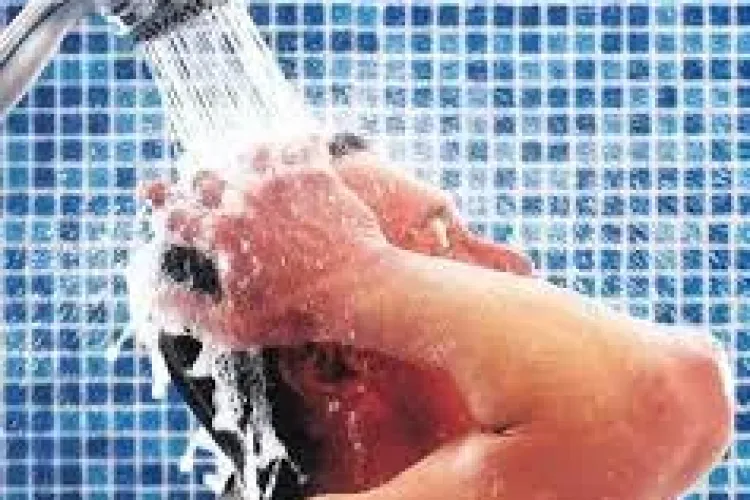 Nu este sănătos să facem duş zilnic, afirmă un medic