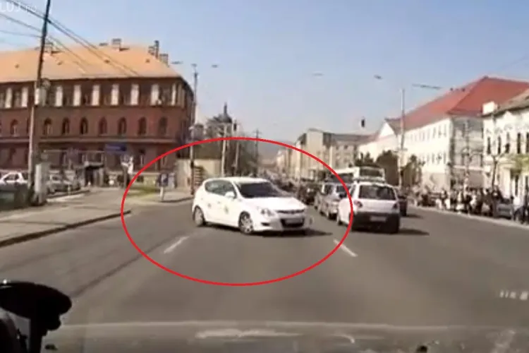 Un șofer clujean a ÎNGHEȚAT când a dat peste această scenă în Piața Cipariu - VIDEO