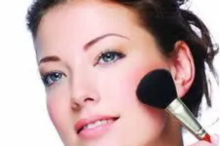 Sfaturi: Cum să arăţi mai tânără cu ajutorul machiajului