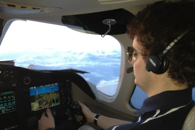 Fiul unui milionar s-a dus cu elicopterul la mormântul lui Arsenie Boca, Sfântul Ardealului