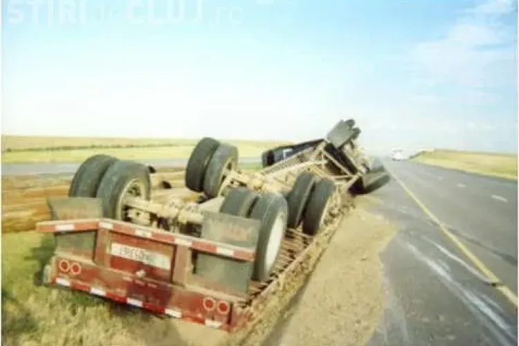 Camion răsturnat pe centura Vâlcele-Apahida. Traficul este blocat