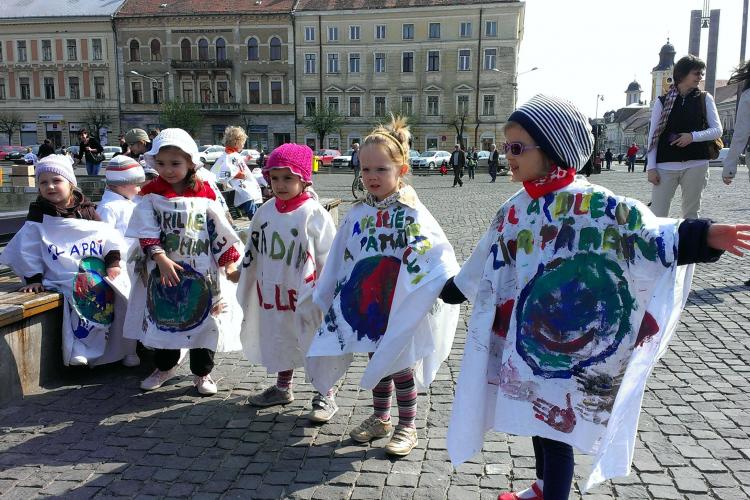 "Nu transformati Clujul intr-un morman de gunoi!", le-au transmis copiii parintilor lor, de Ziua Pamantului - FOTO
