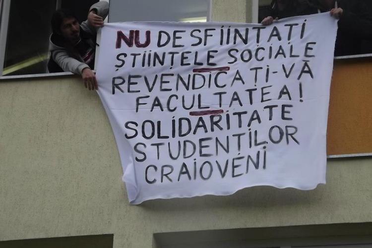 Protest de solidaritate la Facultatea de Sociologie şi Asistenţă Socială din UBB Cluj - FOTO