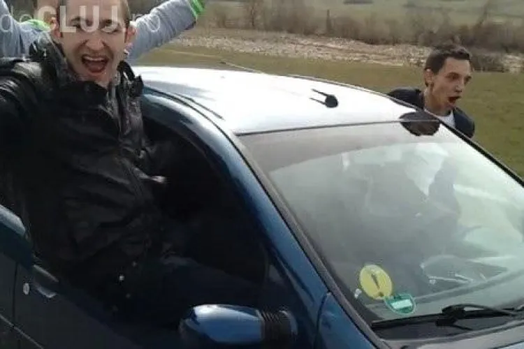 Șoferi TERIBILIȘTI în Dej! VIDEO - Pasagerii și ȘOFERII au ieșit pe geamurile laterale, în trafic. Unul s-a crezut SUPERMAN