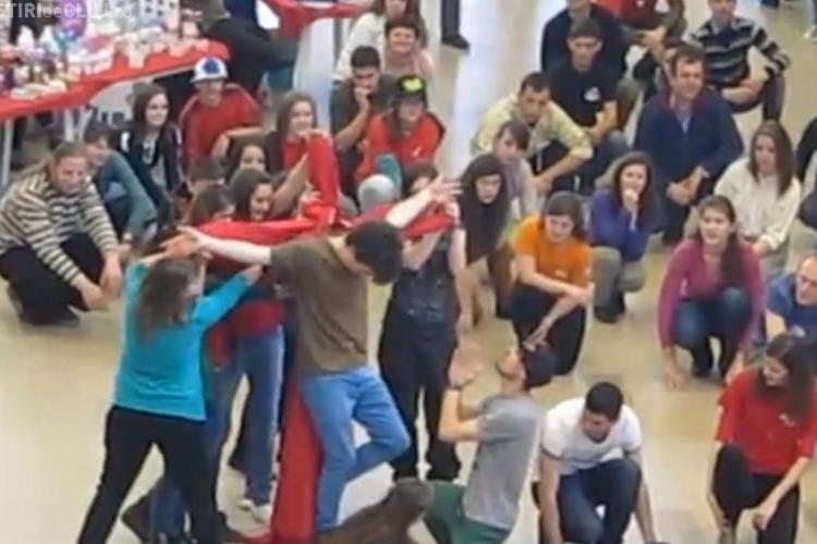 Flashmob Creştin la Iulius Mall Cluj. Au dansat și l-au răstignit simbolic pe Iisus - VIDEO