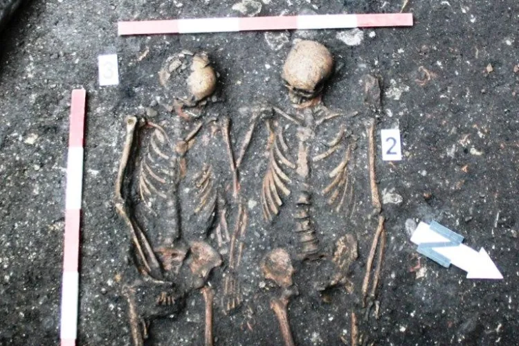 Romeo si Julieta, găsiți de arheologi la Liceul de Muzica din Cluj! Vezi ce poveste de dragoste era înmormântată acolo - FOTO