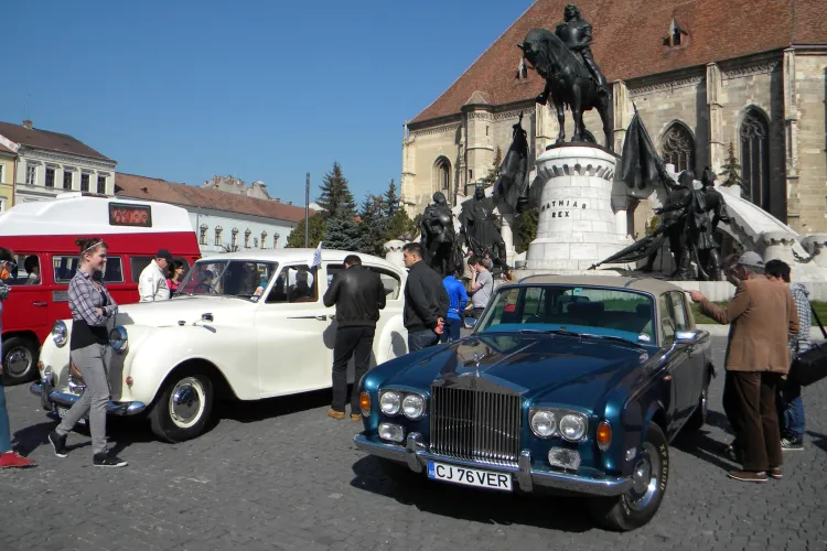 Un Austin Princess unicat în România, prezentat în Piața Unirii la expoziția de mașini retro - VIDEO și FOTO