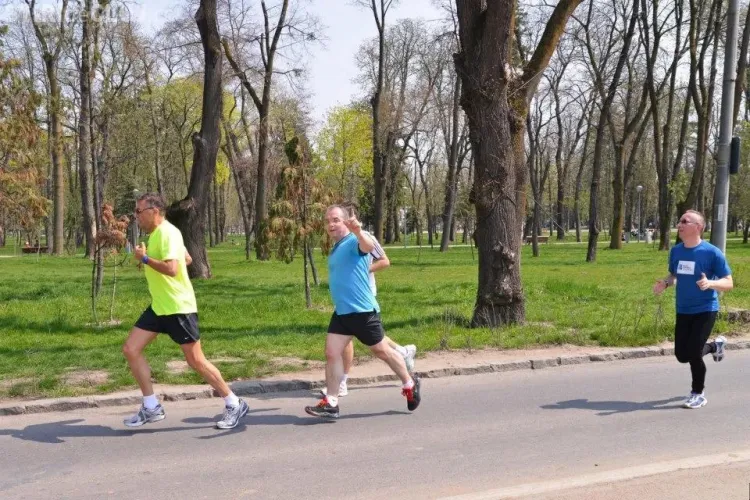 Emil Boc a alergat la crosul de la Maratonul Internaţional Cluj. Primarul a făcut 6 km în 34 de minute - FOTO