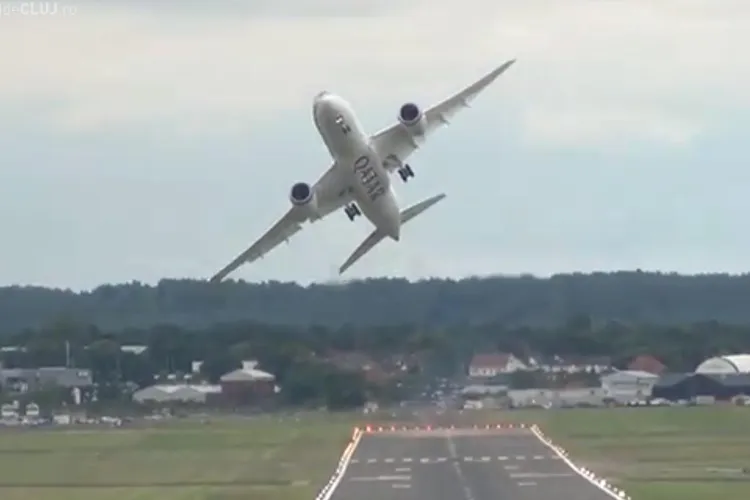 Cum ”lucrează” un pilot de vânătoare pe un avion de pasageri - VIDEO SPECTACULOS