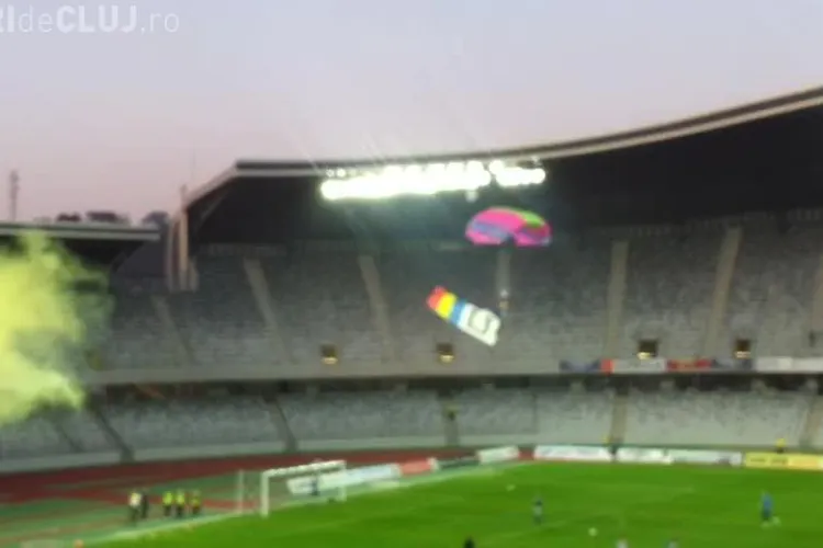 Un parașutist a aterizat pe Cluj Arena, înainte de U Cluj - Gaz Metan Mediaș pentru a aduce cartea ”Șepcile Roșii” - FOTO
