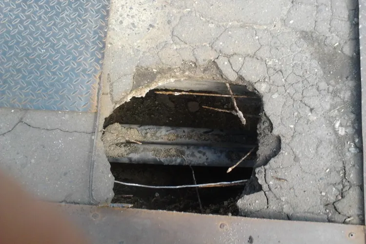 Podul Traian se închide temporar traficului pietonal. O femeie era să cadă în Someș, prin asfalt