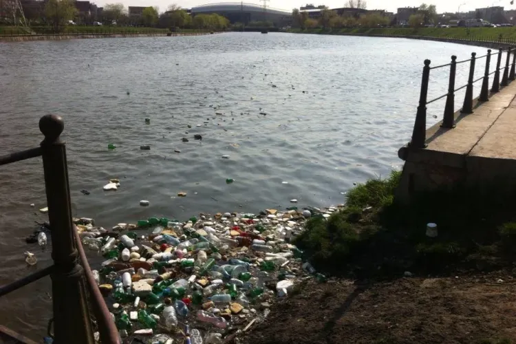 Şi-a aruncat gunoaiele din tomberon, direct în râul Someş, lângă Parcul Babeş - FOTO