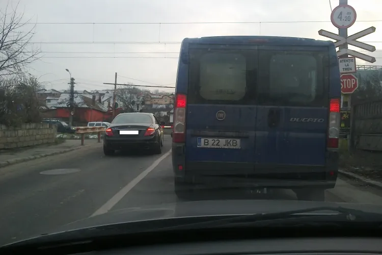 Cu Mercedesul de lux face ce vrea în Cluj-Napoca. Pentru fapta ASTA trebuia să rămână fără permis - FOTO