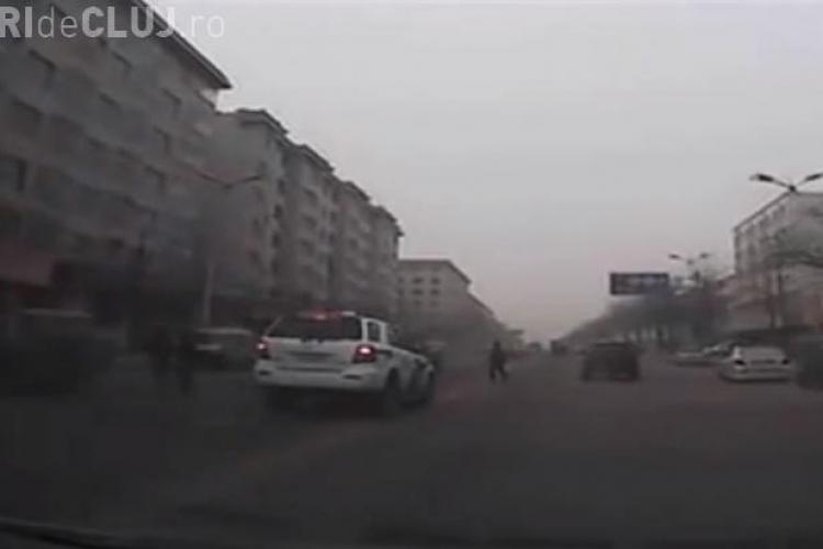 Pieton spulberat de o mașină de poliție, care a plecat fără să oprească - VIDEO