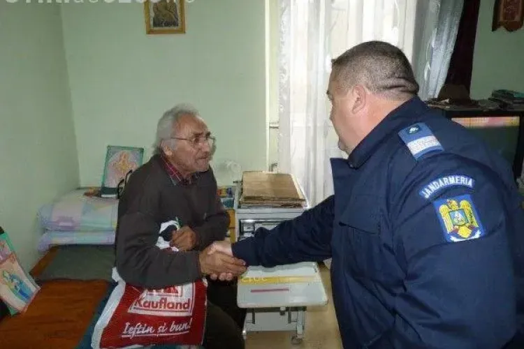 Jandarmii clujeni dau cadouri bătrânilor din Gherla
