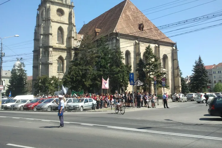 Studenții maghiari au invadat Clujul! Din Piața Unirii au pornit spre pădurea Hoia - VIDEO