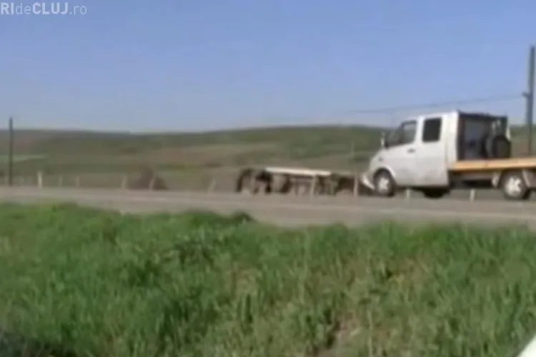 Microbuzul răsturnat la Bonțida, filmat LIVE! Accidentul s-a produs la 100 de metri de un alt incident - VIDEO