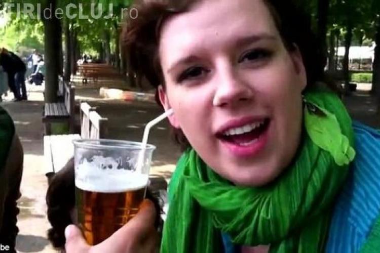 O studentă din Cehia bea o bere prin ureche. E POSIBIL?
