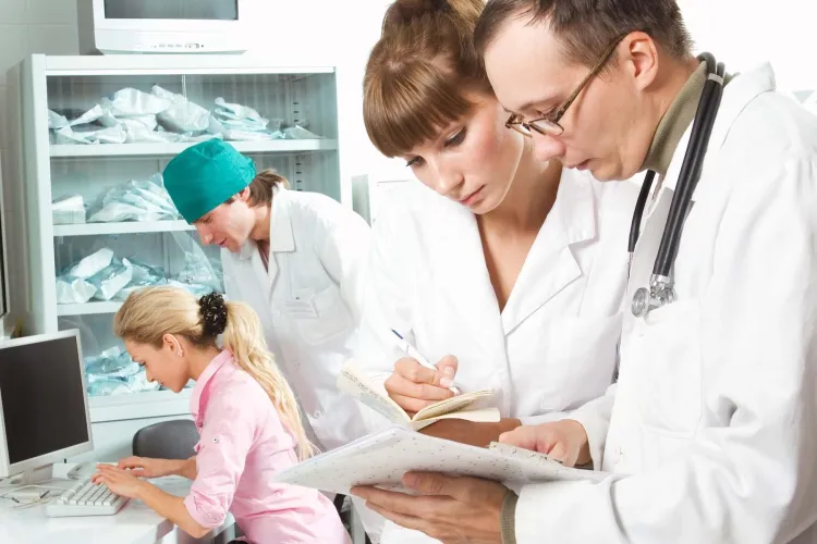 Comisarul european pentru muncă la Cluj: Oferiţi-le salarii mai mari medicilor, ca să nu mai plece în Vest