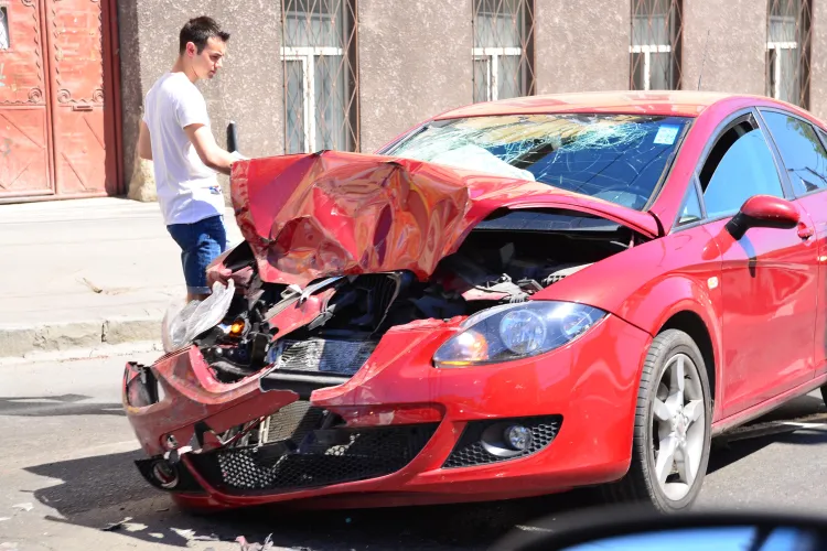 Accident pe Calea Mănăștur! Două mașini sunt avariate serios - FOTO
