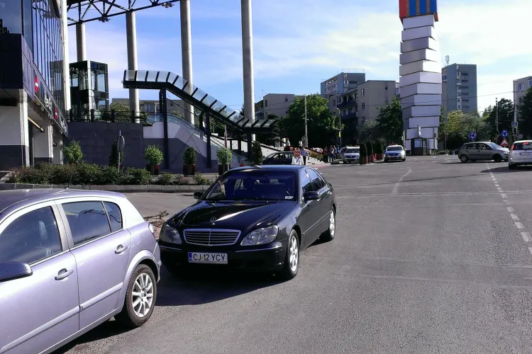 TUPEU de tigan! Mercedes cu însemne ale Camerei Deputaților parcat pe trecerea de pietoni la Iulius Mall