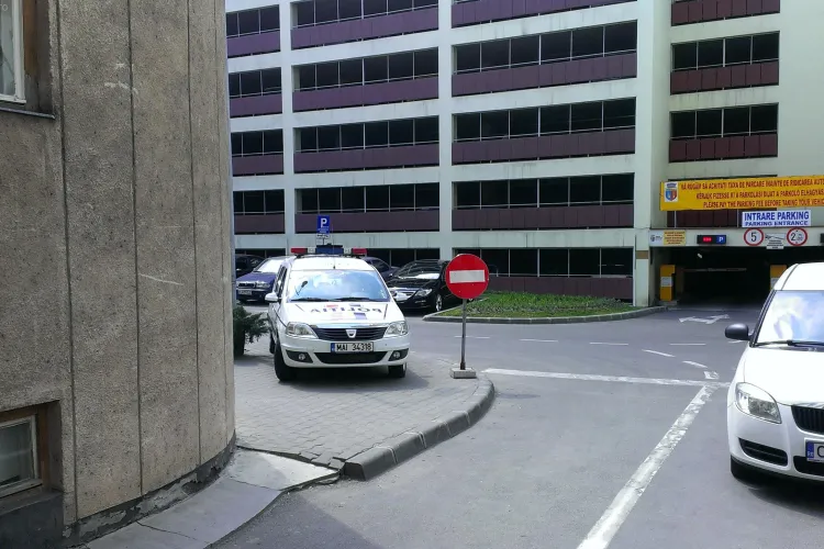 Maşină de poliţie parcată pe totuar lângă Parkingul Primăriei. Un clujean: Le-aş fi dat o cheie... - FOTO