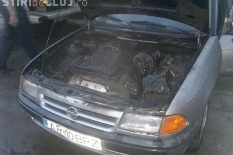 Unei femei i-a luat foc maşina în poarta unui service din Dej