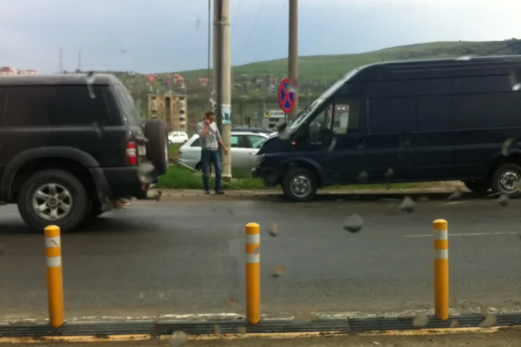 Accident în faţă la Metro! Traficul este blocat spre Cluj-Napoca - FOTO