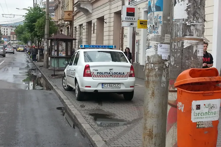 Masina de Politie parcata pe trotuar, langa Teatrul National - FOTO