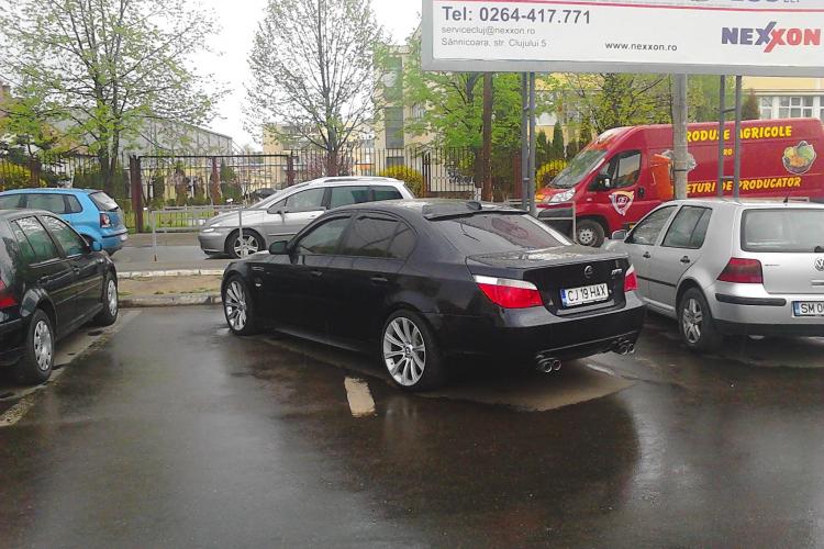 Un cocalar cu BMW în parcare la Kaufland. Are nevoie de două locuri pentru a parca - FOTO