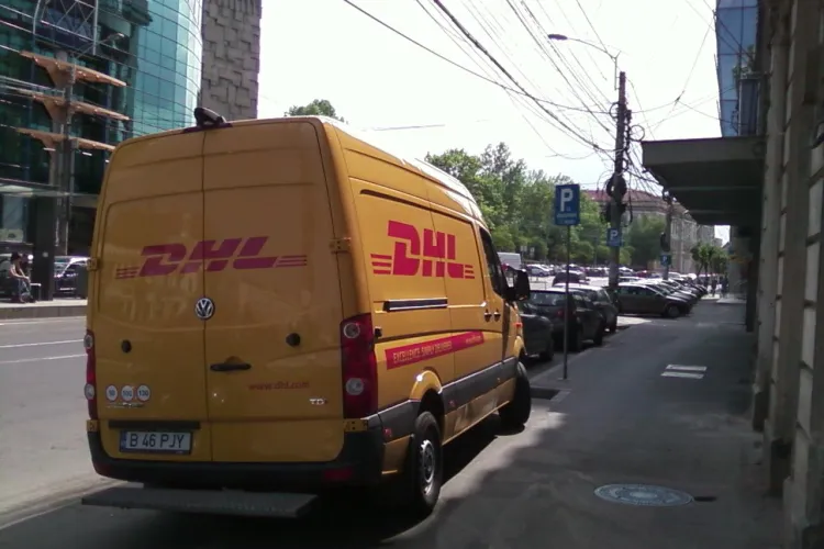 Șoferul unei companii de curierat blochează cu nesimțire două locuri de parcare cu abonament FOTO