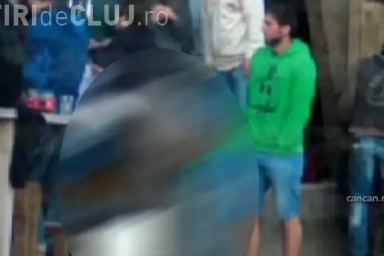 Beţiile de la Vama Veche sunt legendare! Tânăr filmat în timp ce dormea în picioare - VIDEO