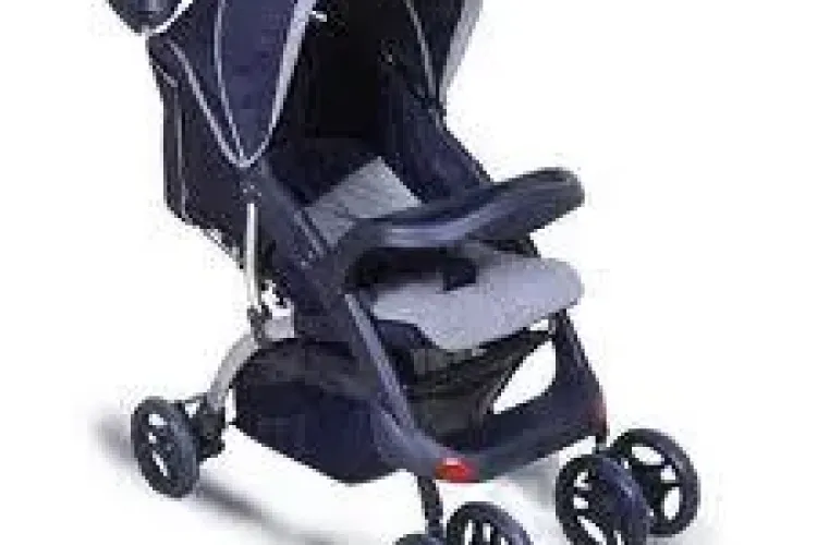 Clipul care a scandalizat internetul. Vezi cum plimbă o mama copilul de câteva luni VIDEO