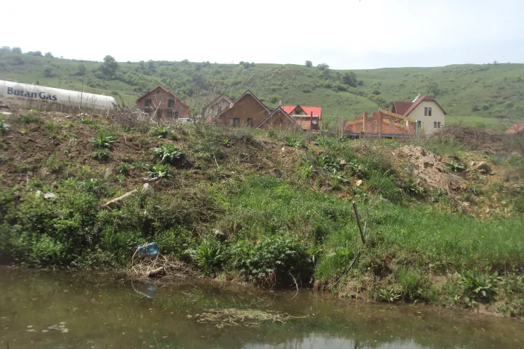 Valea Gârbăului a devenit canal colector pentru vilele de lux - FOTO
