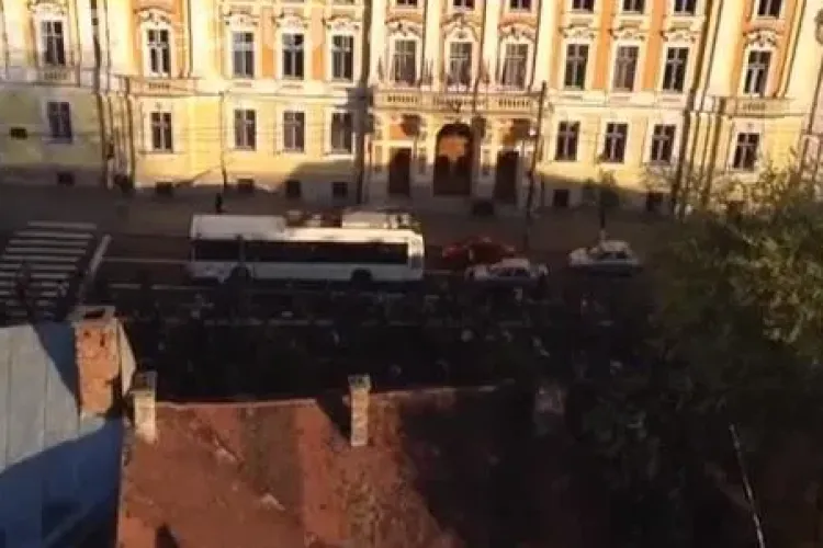 Bicicliștii clujeni au protestat sub geamul lui Emil Boc, la Primăria Cluj-Napoca - VIDEO