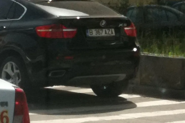 Cocalar cu BMW, parcat pe trecerea de pietoni pe strada Horea - FOTO