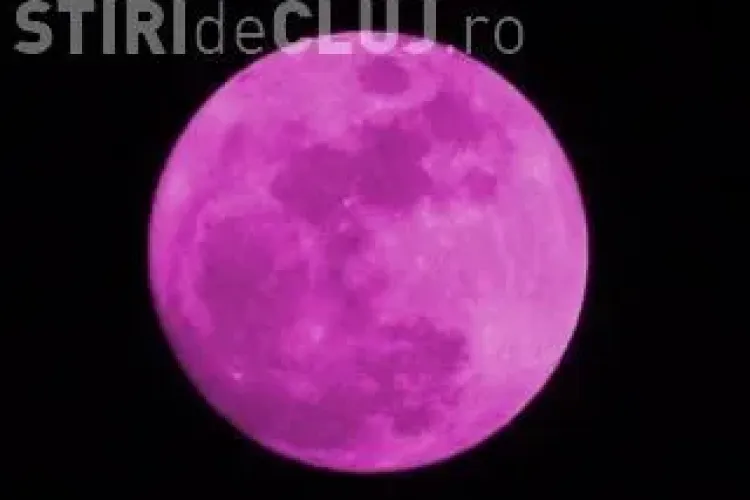 LUNA ROZ se vede și de la Cluj. Fenomenul foarte rar este vizibil în noaptea de joi spre vineri - FOTO