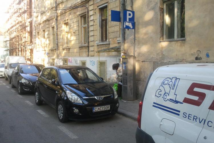 Centrul Clujului a devenit WC public! O femeie își făcea nevoile lângă parcul I.L. Caragiale - FOTO