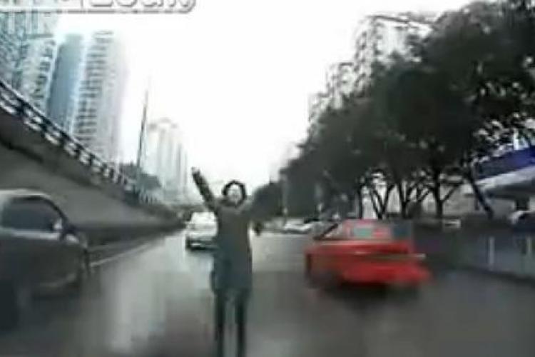 O femeie îi testează pe șoferi cu un gest radical. Nimeni nu a schițat un gest - VIDEO