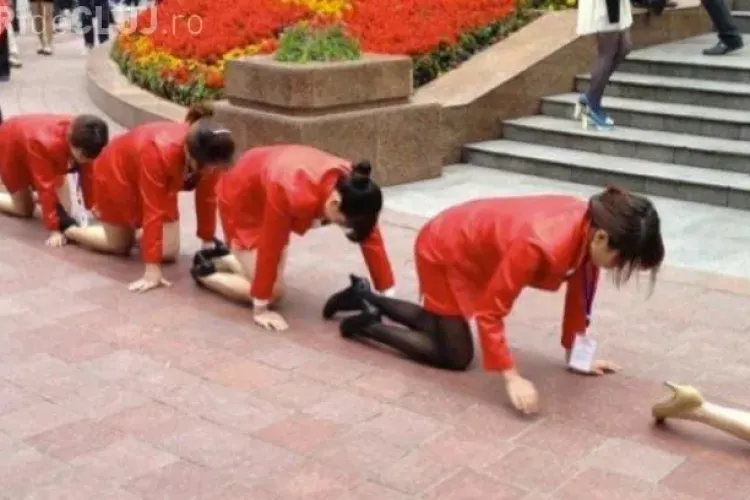 Cum au fost umiliți în public angajații unei firme din China - VIDEO