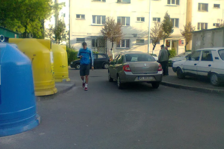 O şoferiţă şi-a parcat maşina în intersecţie pe strada Bucegi, blocând-o - VIDEO