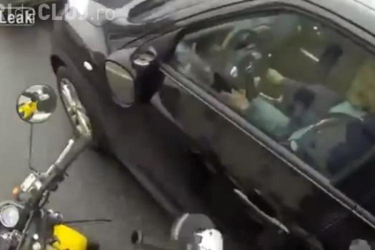 Un motociclist ”supărat” a ajuns din urmă un șofer și a scos flexul! Vezi ce a urmat la semafor- VIDEO
