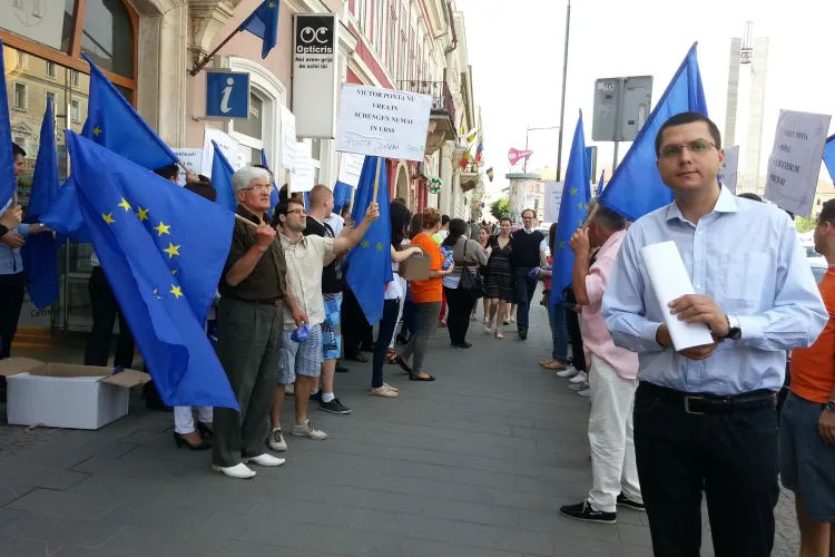 Tinerii PDL Cluj au protestat în fața sediilor PNL și PSD Cluj, pe Bulevardul Eroilor, față de ratarea aderării Schengen - FOTO