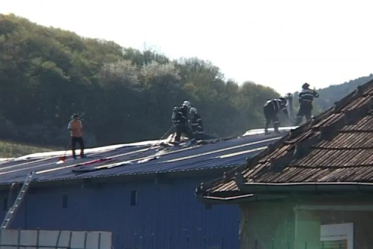 Incendiu în Dej la un depozit de plante medicinale - VIDEO