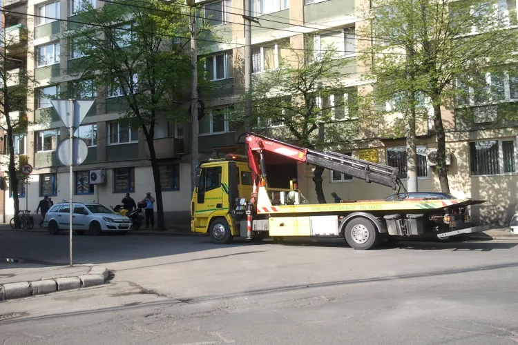 Şi-a lăsat maşina în intersecţie şi i-a fost ridicată în urma unei reclamaţii - FOTO