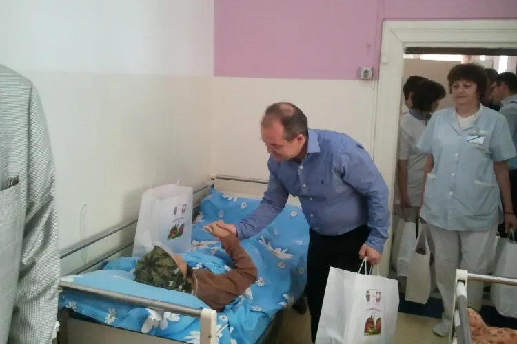 Emil Boc le-a făcut cadouri bătrânilorde Paște: Nu vă e dor de Cotroceni? - VIDEO