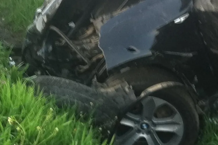 Accident la Fundătura! Un Peugeot a fost făcut PRAF de două BMW-uri - VIDEO / UPDATE: Doi tineri au murit