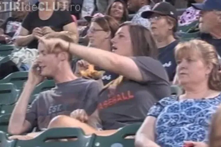 CLIPUL ZILEI: Ce pățești dacă refuzi să îți săruți iubita la stadion VIDEO