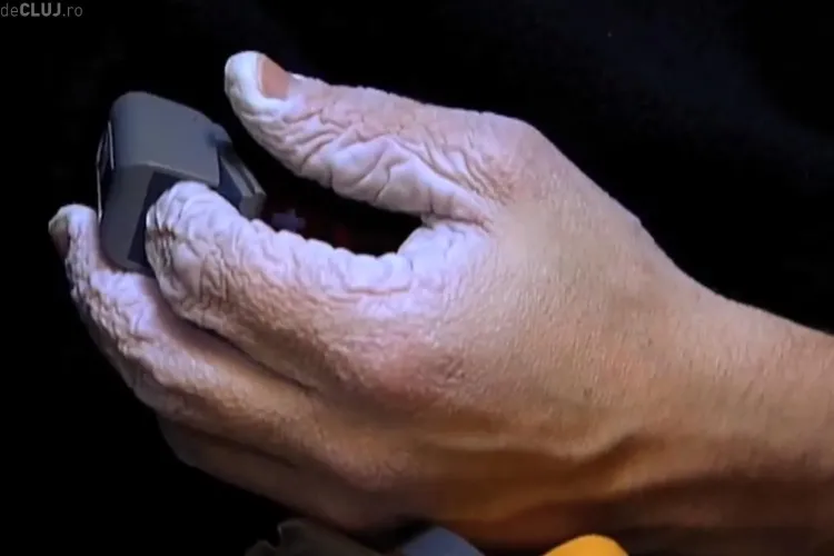 Cum arată mâinile unei persoane care a stat sub apă 10 zile - VIDEO