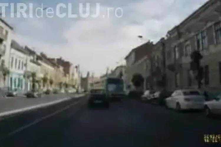 Tupeu de şofer RATUC! Cum taie calea unui şofer care circula normal - VIDEO